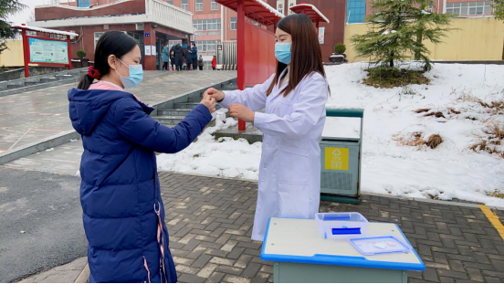 1614394521936747.png 2021.2.25扎实应急演练 共筑平安校园——郑州市上街实验小学开展开学前新冠肺炎疫情防控应急演练活动369.png