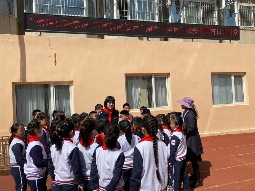 1618466893982050.jpg 孙警官与同学们交流安全知识.jpg
