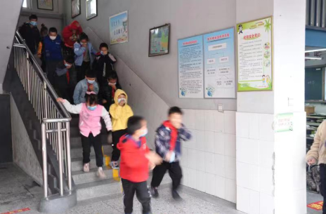 1619510516297368.png 上街区中心路小学举行消防安全疏散演练(1)343.png