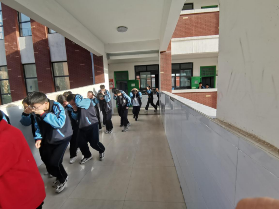 1619748477799096.png 警钟长鸣勤演练 生命安全记心间---范县思源实验学校举行消防安全演练590.png