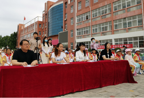 5��26��+ͯ����  ������������Ͻ�ʵ��Сѧ������ף����һ�����������(1)630.png