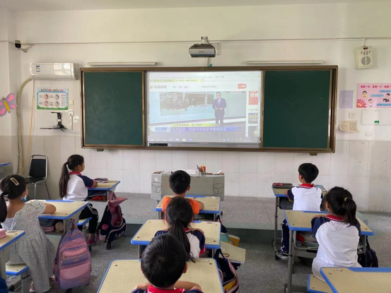 ֣���йܳ���κ��Сѧ���С�������ئ�˶� ���ﰮ���黳������(1)375.png