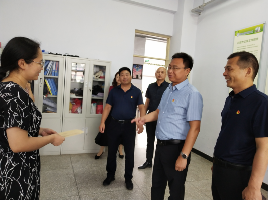 1626077530271277.png 鹤壁市淇滨区教体局党组书记郭锐到我校慰问困难党员(1)300.png