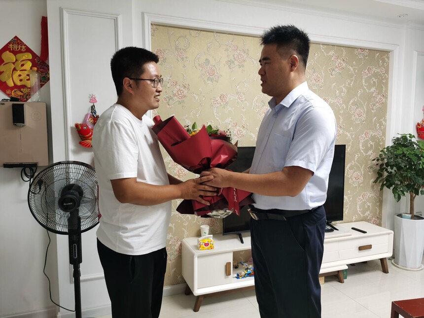 1627011444906472.jpg 0719慰问平民英雄史中杰及学生刘锶睿 (1).jpg