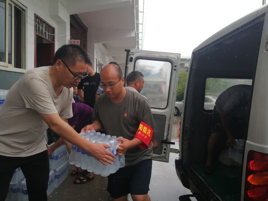 1627011488732200.jpg 0721实验小学防汛慰问组赴景明小学给东义合受灾群众送温暖 (2).jpg