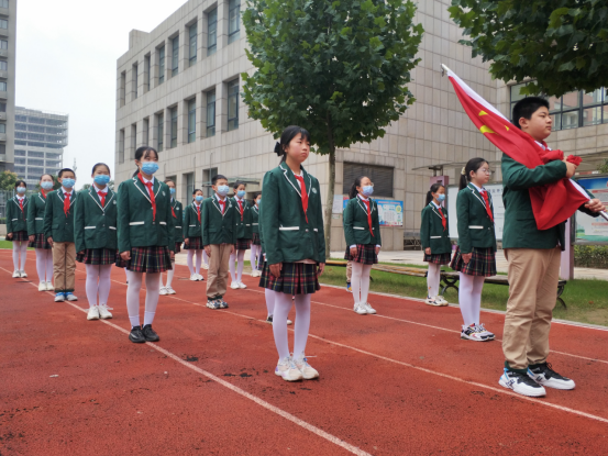 1632728363174619.png 莲花街小学+李琼琼+不负年少 强国有我——高新区莲花街小学举行2021-2022学年开学典礼暨新学期升旗仪式311.png