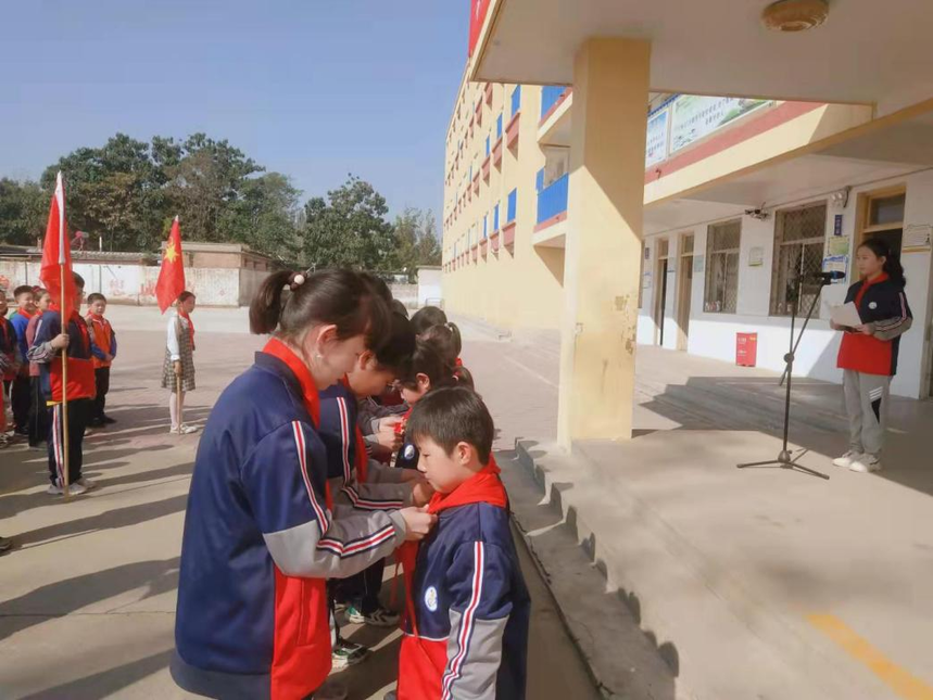聊城莘县观城镇山谷小学少先队开展新队员分批入队仪式