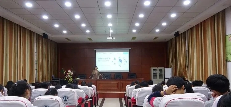 1634263766424085.jpg 鲁会平副校长宣讲网络安全教育.jpg