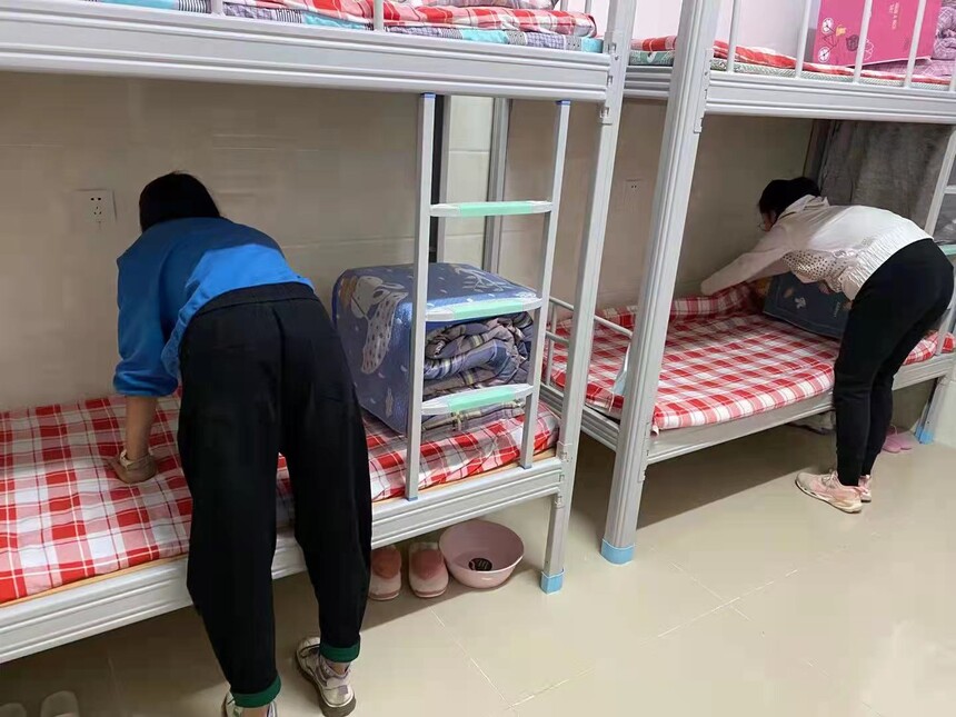 1634613618967494.jpg 叠被子比赛.jpg