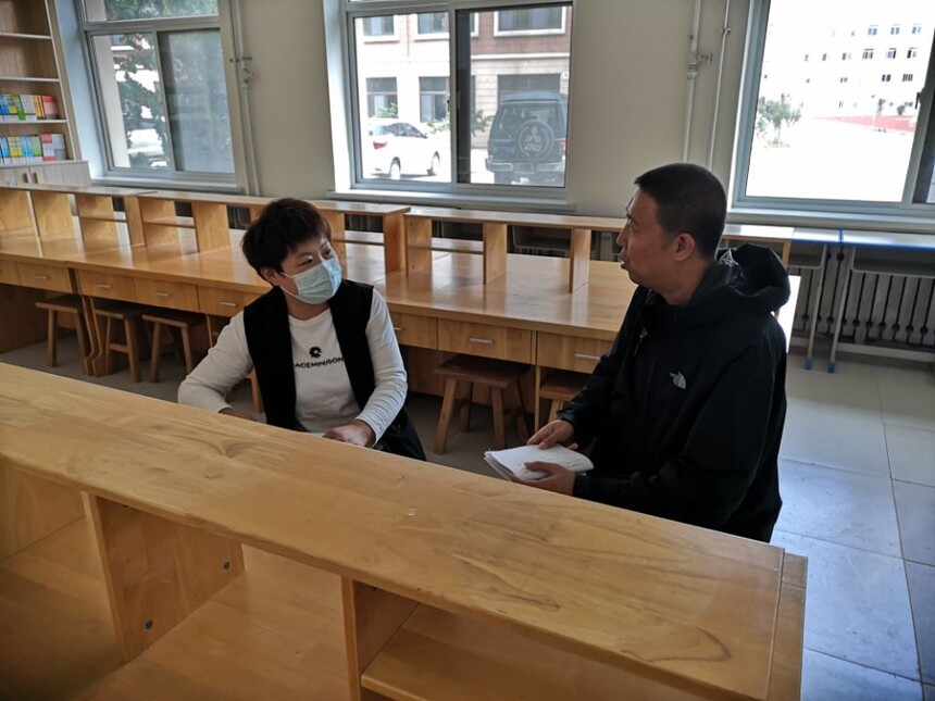 1634615728819289.jpg 班主任与家长交流.jpg