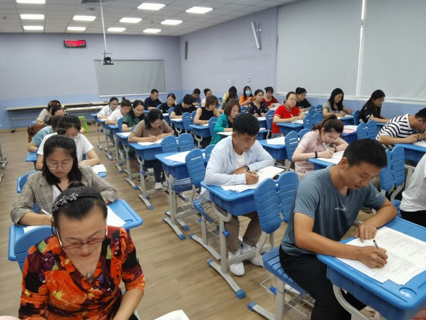 1635324350758336.jpg 签订承诺书.jpg