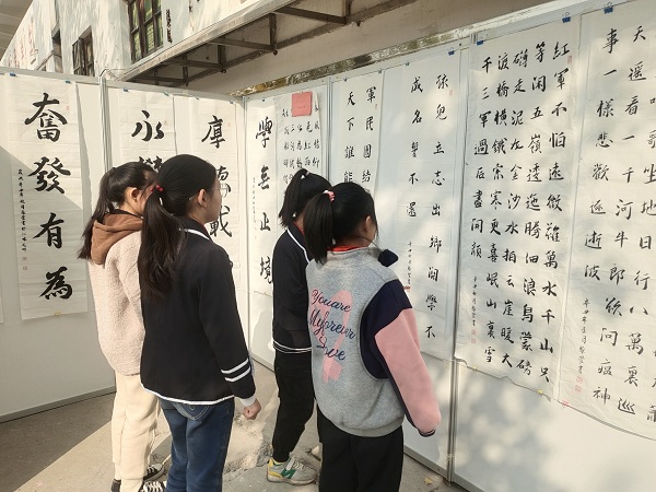 1635736738126826.jpg 张雅萱书法展 (1).jpg