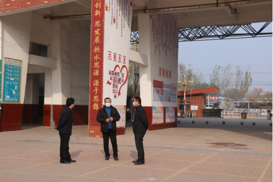 1637139029119702.png 范县教育局体卫艺股股长郭玉成莅临思源督查指导疫情防控工作343.png