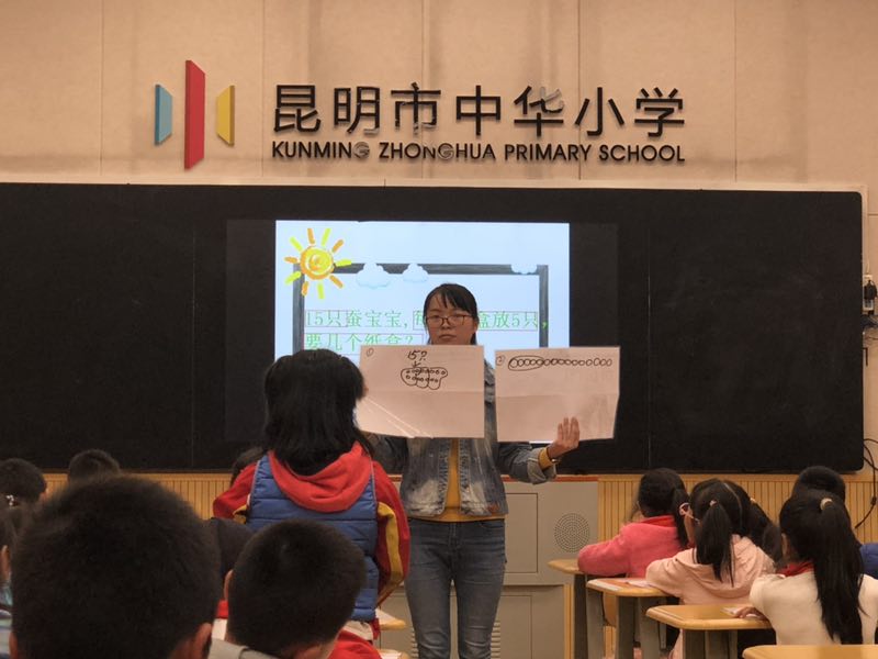 1648610278550722.jpg 李丹启发学生观察思考.jpg