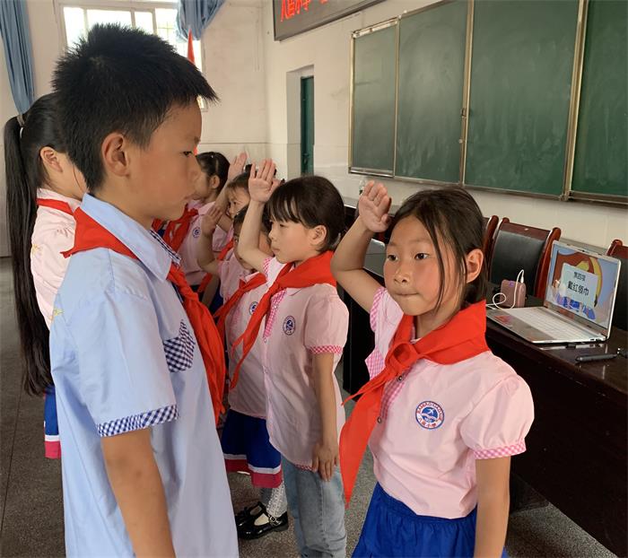 1653894248434557.jpg 八庙小学“喜迎二十大 童心向党 争做新时代好队员”一年级入队报道IMG_5003_proc_看图王.jpg