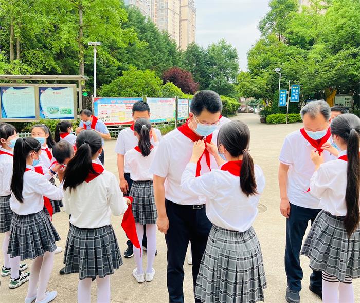 1653986449304240.jpg 佩戴红领巾_proc.jpg