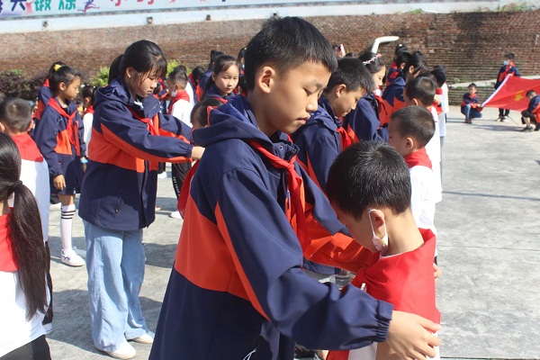 1654161108456693.jpg 授红领巾.jpg