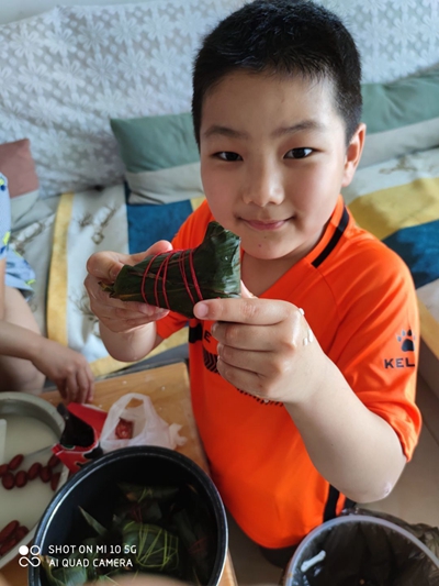 1654496954290286.jpg 包粽子.jpg
