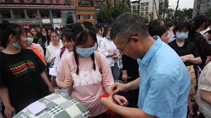 1654513777439801.jpg 为学生系红绳_proc.jpg