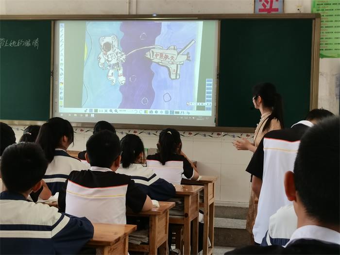 1655714806539057.jpg 学生展示绘画《新型宇航服》_proc.jpg