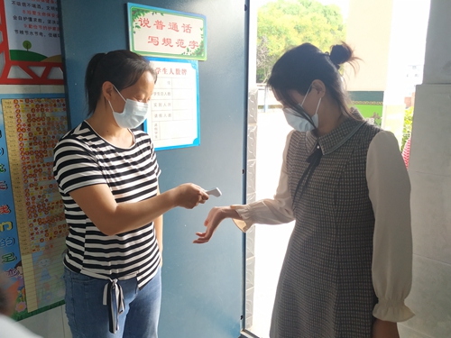 1661906732952250.jpg 进教室测温.jpg