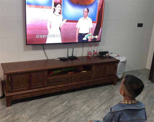 1662132137485901.jpg 学生收看节目照片_proc_看图王.jpg