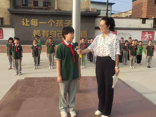 1663717285399849.jpg 在大课间对赵诺伊同学进行表扬、采访.jpg