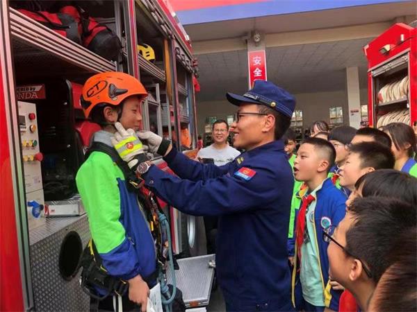 1668303663848147.jpg 穿戴消防救援装备_proc.jpg