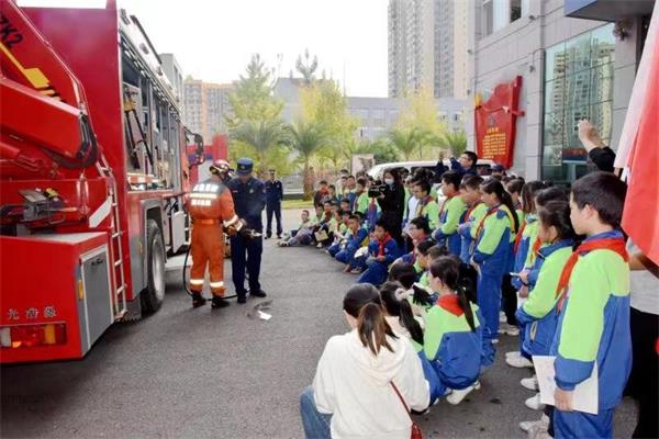 1668303688542411.jpg 观看消防车、器械_proc.jpg