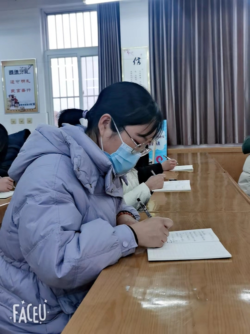 1676607815167968.jpg 教师认真做笔记.jpg