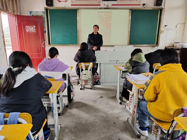 1676627201681144.jpg 工会副主席主持会议.jpg