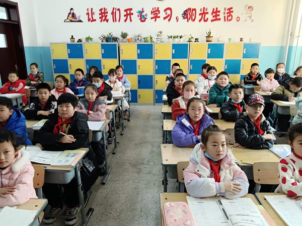 1677054804533082.jpg 学生上课认真听讲.jpg