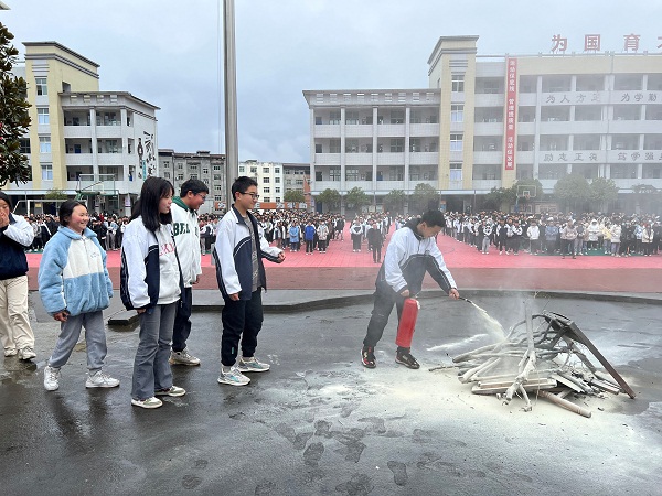 1677404012185966.jpg 消防演练 (4).jpg