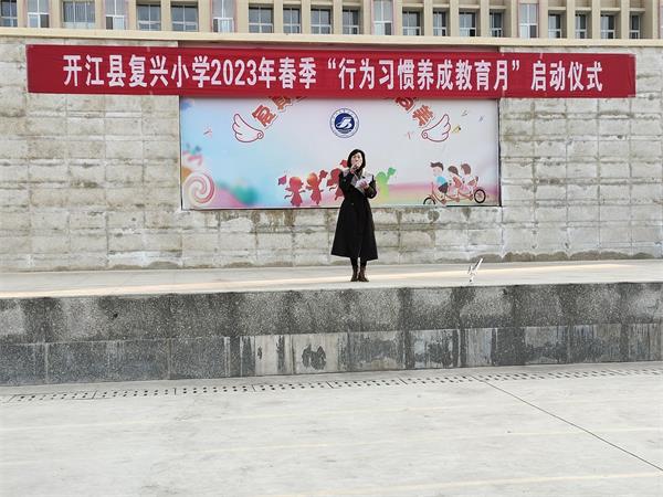 1677579999660424.jpg 张小丽校长宣读倡议书.jpg