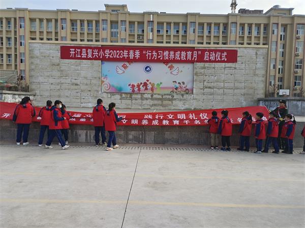 1677580039873919.jpg 学生参与签字活动.jpg