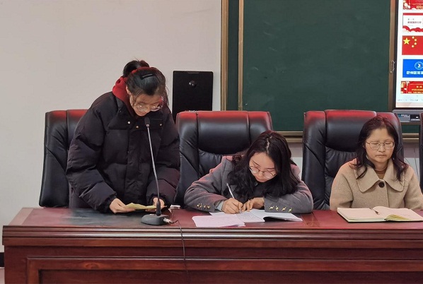 1677743541284449.jpg 4、学生代表王澜表决心.jpg