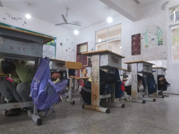 1678434019821007.jpg 1、学生躲在课桌下.jpg