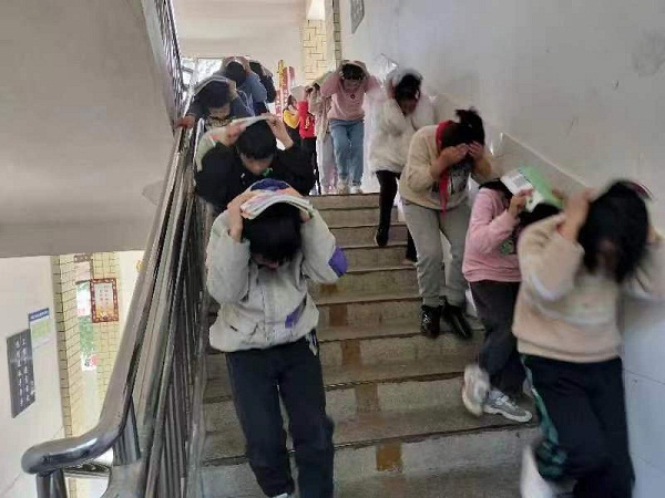 1678434040881195.jpg 2、学生沿着楼梯有序撤离.jpg
