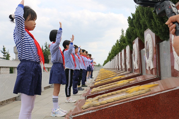 1680253097777567.jpg 5、向烈士致敬.jpg