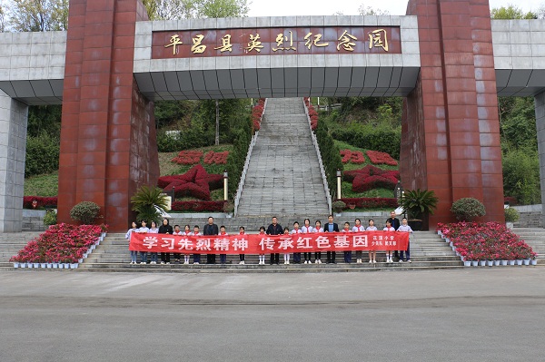 1680253110387175.jpg 1、英烈纪念园前留影.jpg