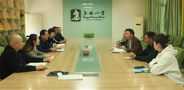 1680501233569517.jpg 面对面交流中2.jpg