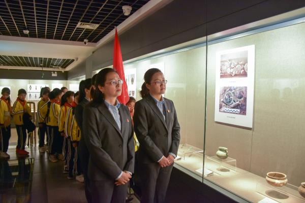 1680695341958363.jpg 参观博物馆.jpg