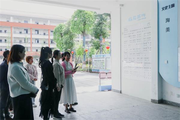 1681220897111217.jpg 图一:唐文焱部长一行参观该校关于苏门家风家训文化建设板块.jpg