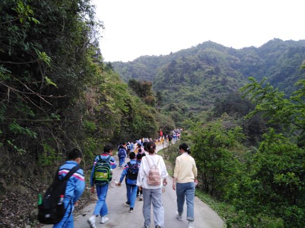 1681295287375339.jpg 远足活动图片1_proc.jpg