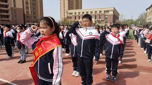 1681718921621746.jpg 烟台高新技术产业开发区第三实验小学撰稿人:戴慧芳、温艳艳审稿人:林良森;“悦读阅美,开启智慧之窗”——烟台高新区第三实验小学第七届校园读书节启动仪式3.jpg