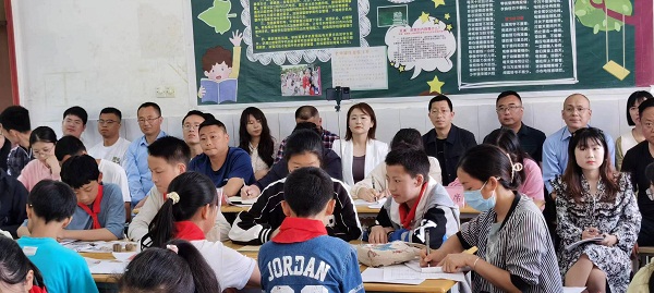 1681984915223526.jpg 3、听课现场.jpg