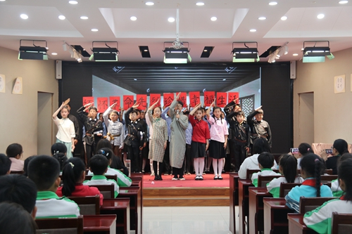 1683170465663753.jpg 2023年5月4日安阳高新区实验小学六年级课本剧演员致敬革命先烈.JPG