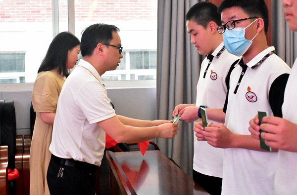 1683462335185873.jpg 校党委书记、校长梁厚春为新团员佩戴团徽、颁发团员证.JPG