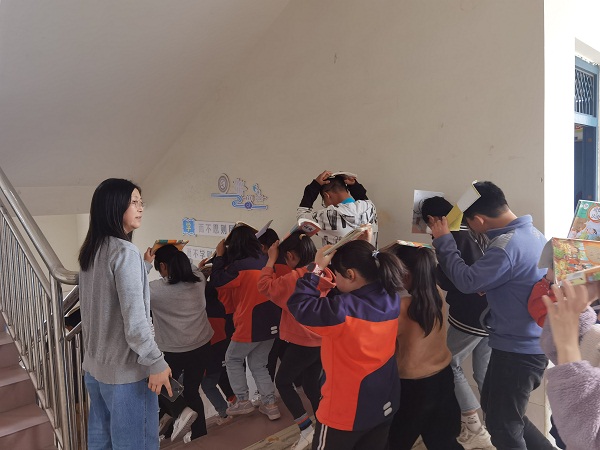 1683777244116820.jpg 学生沿安全路线疏散.jpg