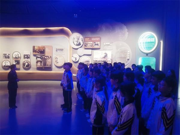 1683780448799742.jpg 川中学子走进神剑园 (3)_proc.jpg